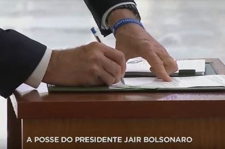 Bolsonaro assina posse dos ministros com caneta "tipo Bic" brasileira