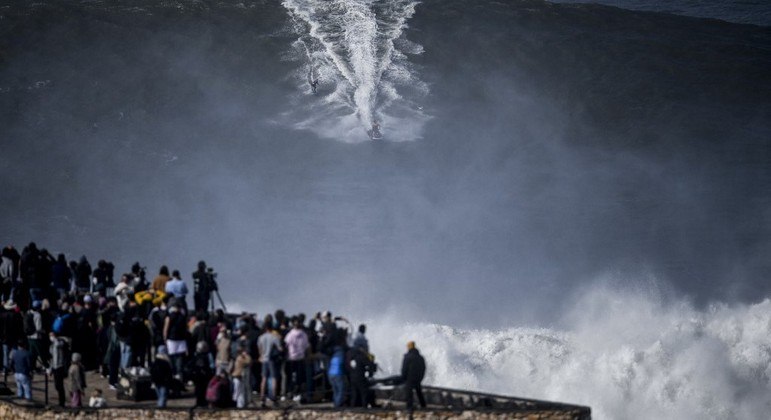 Ondas na praia do Norte, em Nazaré, podem chegar até 30 metros de altura