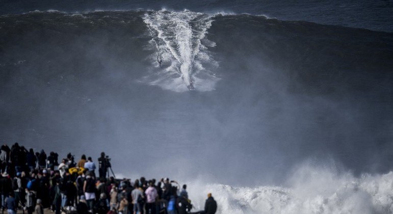 Ondas em Nazaré (POR) podem chegar até 30 metros de altura
