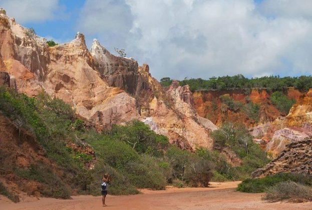 Cânion de Coqueirinho: É um conjunto de falésias rochosas que se estendem por aproximadamente 300 metros ao longo da costa. Fica localizado na praia de mesmo nome, no município de Conde, no estado da Paraíba.