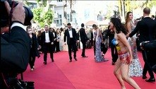 Mulher seminua protesta contra estupros em meio à guerra na Ucrânia em Festival de Cannes