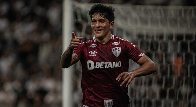 Cano festeja seu primeiro gol na etapa inicial para o Fluminense em Itaquera
