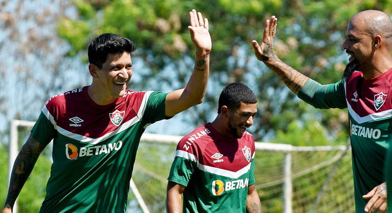 Cano e Felipe Melo se cumprimentam em treino do Fluminense