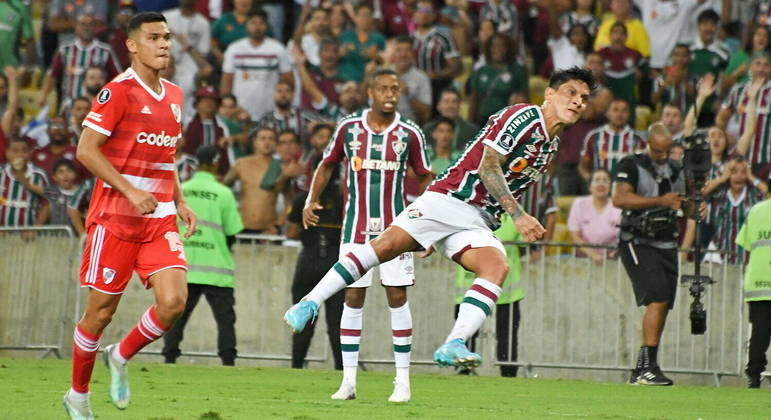 Cano finaliza e marca um dos gols do Fluminense contra o River Plate