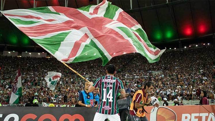 Cano, inclusive, marcou todos os gols do Fluminense na final do Cariocão. Após o título, foi festejar com a torcida.