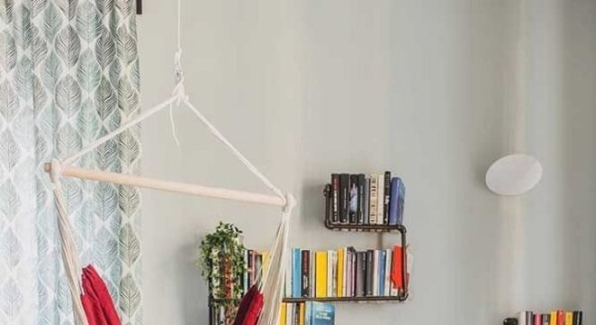 Canos de PVC sendo utilizados como base de apoio para as prateleiras