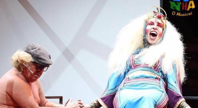 Laura Carolinah viveu Elke Maravilha no teatro