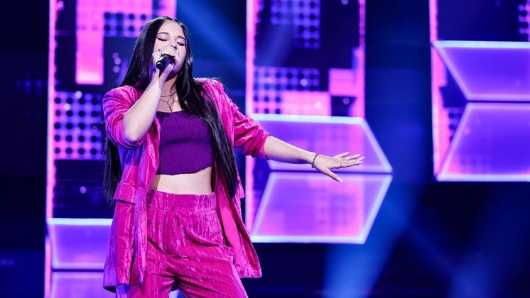 Lele Allves soltou a voz e dançou ao som de Dance Monkey, da cantora Tones and I e garantiu 100 pontos! Além de cantar, a jovem é influencer e fez stories com o celular de Rodrigo Faro depois da conquista!