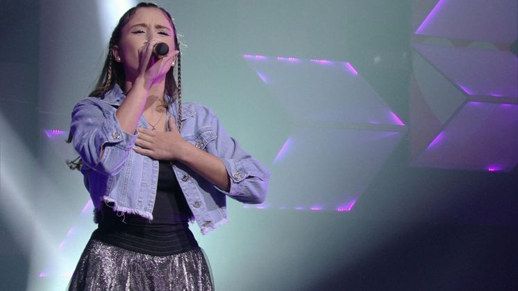 E quem não lembra da banda Restart em meados de 2009, com franja no rosto e calças coloridas? Ana Otênio levou 97 jurados à nostalgia ao cantar Levo Comigo, o maior sucesso do jovens na época