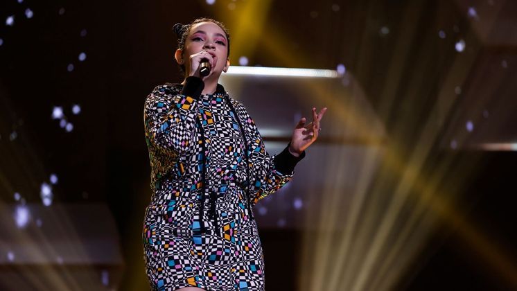 Já Yasmin bateu na trave durante sua primeira apresentação, mas brilhou no duelo! A paulistana, de 14 anos, soltou a voz ao som de Break My Heart, da cantora Dua Lipa, e chocou os especialistas com sua potência vocal. O resultado foi impressionante: ela levantou os 100 jurados e, ao invés de ir para as semifinais, garantiu uma vaga direto na final!