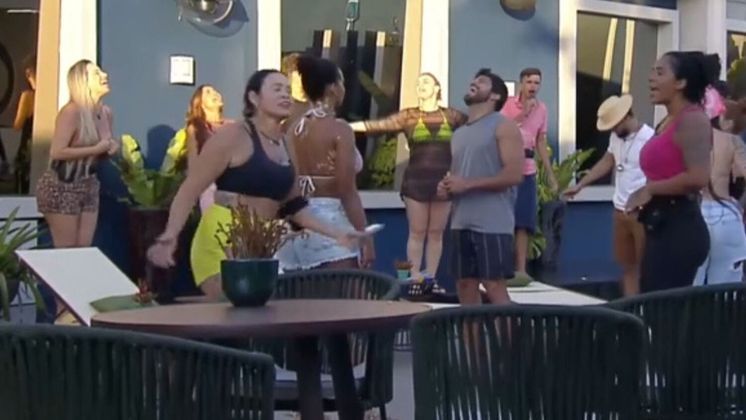Emocionadíssimos! Os Conquisteiros ficaram tão felizes ao ouvirem a música Coração Pirata, do Roupa Nova, durante a festa do picolé, que fizeram um bonito coro a plenos pulmões acompanhando a canção. Janielle e Faby até derramaram lágrimas de emoção