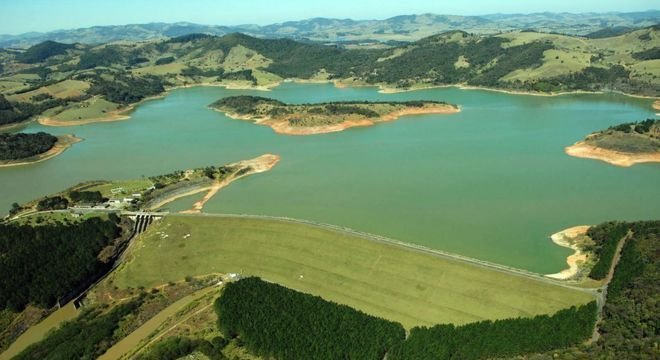 O sistema Cantareira, maior conjunto de reservatórios da Grande São Paulo, entrou em alerta pela redução do nível de água 