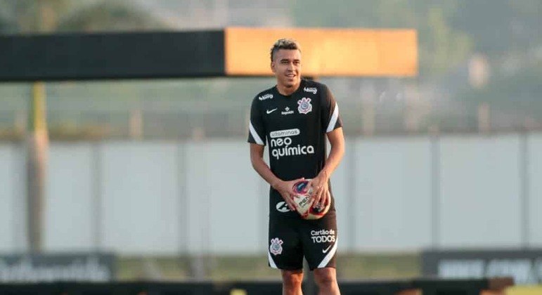 Volante Cantillo em treino com bola pelo Timão