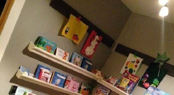 Cantinho da leitura com prateleiras para livros infantil