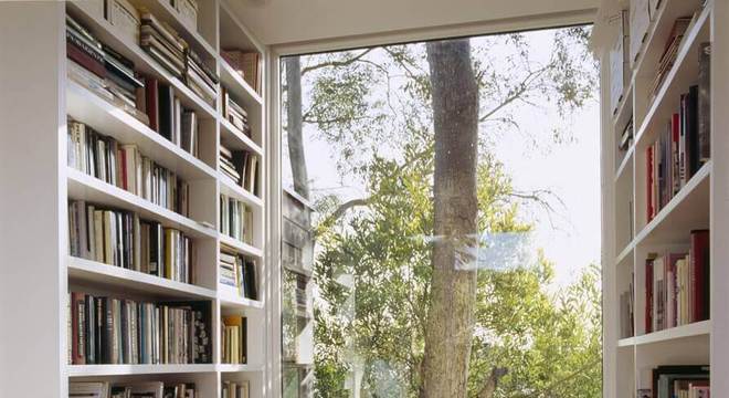 cantinho da leitura planejado com estante para livros