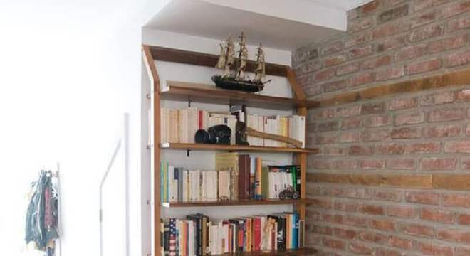 cantinho decorado com estante de madeira para livros 