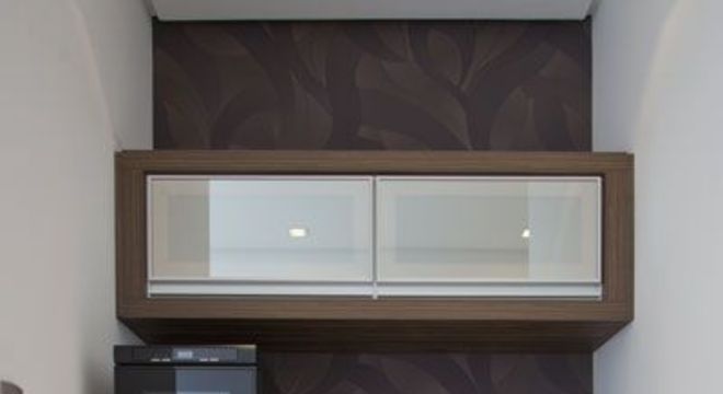 Cantinho do café com mini geladeira retrô vermelha