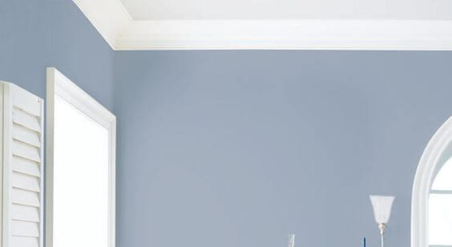 Cantinho do quarto com parede azul clara