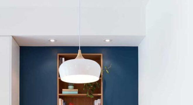 Canto alemão combinando com a parede azul marinho 