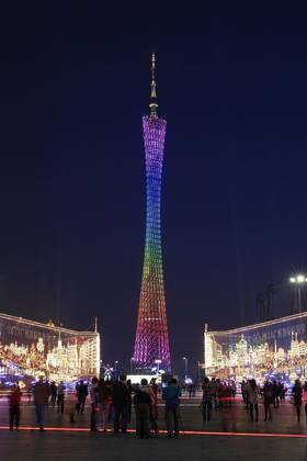 Canton Tower - 600 metros - China - Inaugurada em 2012, fica na cidade de Guangzhou, e predominou como a maior torre do país até a construção da Torre de Shanghai. Sua iluminação conta com cerca de 7 mil luzes de led, que proporcionam um grande espetáculo visto de longe durante a noite.