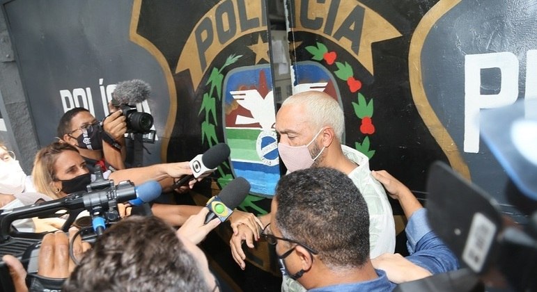 Cantor deixou o sistema prisional nesta quinta-feira (18), na zona norte da cidade
