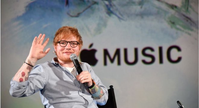 Cantor Ed Sheeran em evento da Apple Music, braço que é uma das apostas da empresa