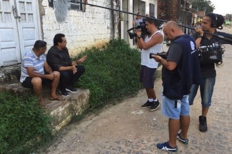 Geraldo Luís conta a história do cantor que alcançou o sucesso em 2011 e, hoje, vende salsichas em Recife (PE)