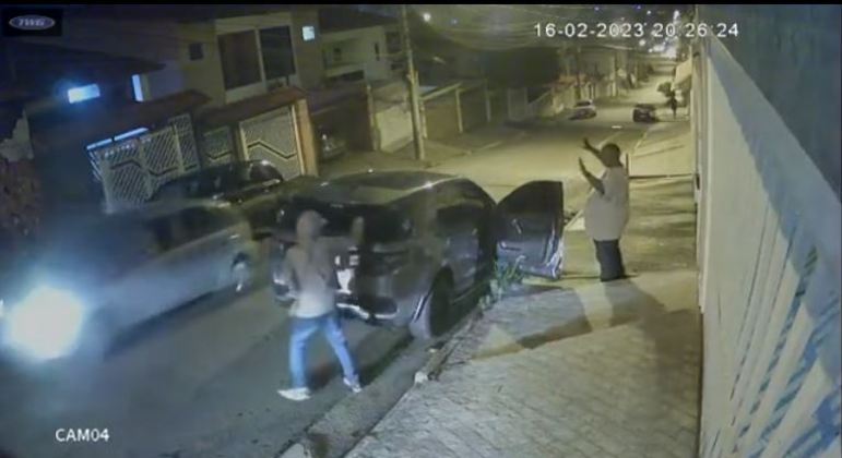 Cantor Péricles foi assaltado em frente à casa da mãe, em Santo André