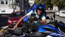 Cachorro e tutor andam pelas ruas de São Paulo em uma motocicleta para ajudar cães famintos