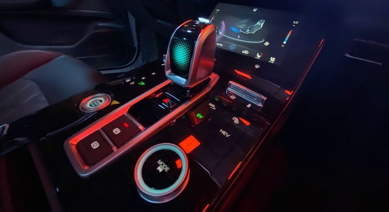 SUV Tiggo 8 PHEV terá interior luxuoso com direito a diversas telas de entretenimento e segurança