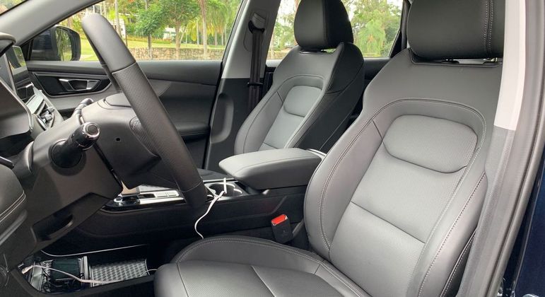 SUV tem bancos elétricos com ajuste de lombar dianteiros