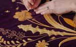 O Manto de Estado que será utilizado pelo rei Charles, feito de veludo de seda roxo, foi usado anteriormente pelo rei George 6º, o pai da rainha Elizabeth 2ª, em sua coroação, em 1937