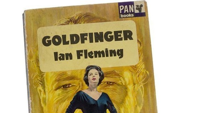 Goldfinger, um vilão criado por Ian Fleming, é obcecado por ouro - na história, ele tenta matar o espião James Bond