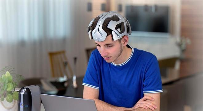 Jovem testa capacete para o tratamento do transtorno do déficit de atenção