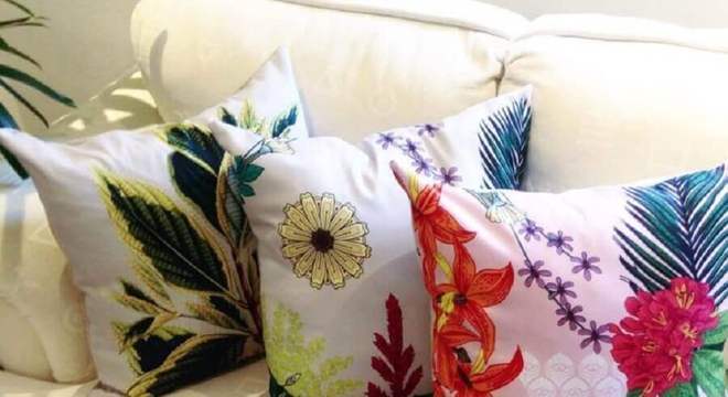 capas de almofadas coloridas com estampa de flores 