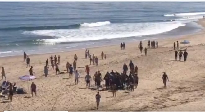 Arthur Medici ao ser retirado do mar após o ataque de tubarão em Cape Cod