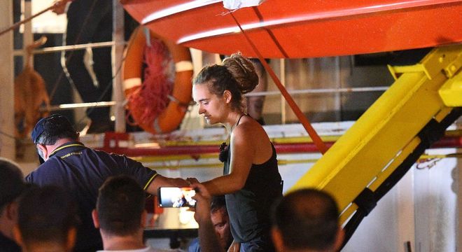 Carola Rackete foi retirada de embarcação por policiais
