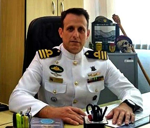 Capitão de Fragata: é o intermediário entre os postos de oficiais superiores. Seu interstício é de 5 anos. Navios-Transporte, Contratorpedeiros, Submarinos e Fragatas estão sob o seu comando.