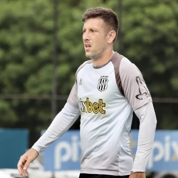 Zagueiro e capitão Fábio Sanches durante treino da Ponte Preta