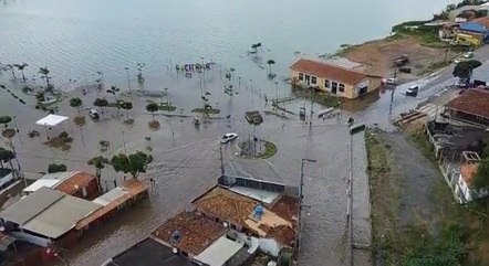 Vias ficaram completamente alagadas 
