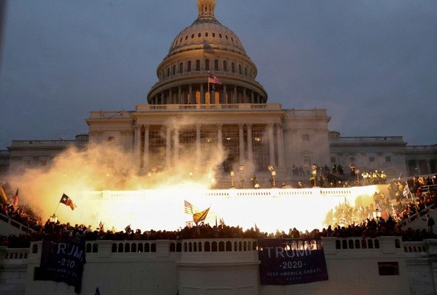 Evento que colocou à prova a democracia dos Estados Unidos, a invasão ao Capitólio completa dois anos nesta sexta-feira (6), com o pedido de indiciamento do então presidente Donald Trump, que pode perder seus direitos políticos. O incidente histórico ocorreu quando apoiadores de Trump se recusaram a aceitar o resultado da eleição presidencial vencida pelo democrata Joe Biden