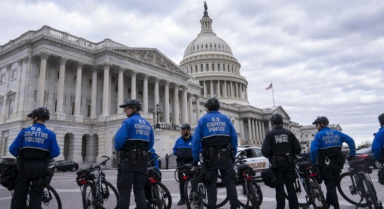 Policias em frente ao Capitólio dos Estados Unidos, sede da Câmara e do Senado