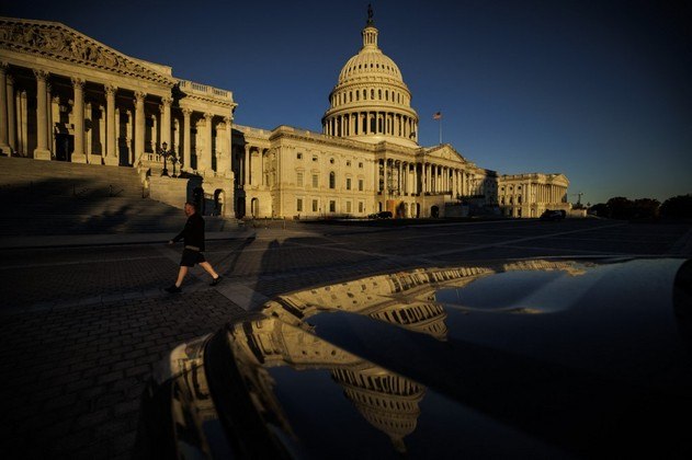 O Partido Republicano conquistou na última quarta-feira (16) as 218 cadeiras necessárias para ter a maioria na Câmara dos Representantes após as eleições de meio de mandato — as 'midterms' — nos Estados Unidos. O resultado foi alcançado com nove assentos ainda em disputa, enquanto o Partido Democrata tem, até o momento, 212 deputados eleitos