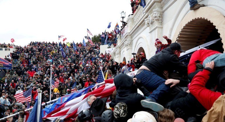 Milhares de manifestantes invadiram o Capitólio em janeiro de 2021