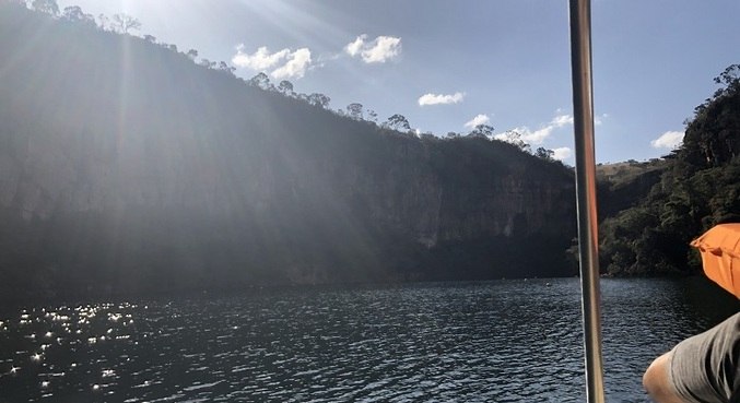 Nos trechos próximos aos paredões, equipamentos de segurança são obrigatórios