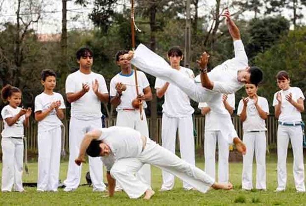 Capoeira- Tem suas raízes nas lutas e danças de origem africana, trazidas pelos escravos para o Brasil durante o período colonial. Sua técnica combina movimentos acrobáticos, ataques, esquivas e golpes de perna. Envolve música e ritmo, com som de atabaques. 