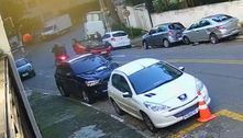Suspeitos roubam carro de casal, batem e capotam em Diadema (SP)