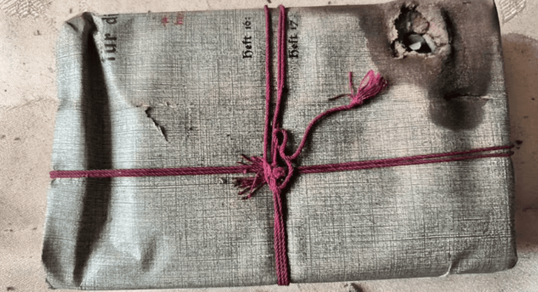 Existem tem quatro compartimentos na cápsula, datadas de 1726,1786, 1884 e 1914. Dentro da menor, encontraram moedas dos séculos XVIII e XIX embrulhadas em jornais da época