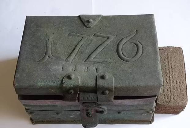 Um museu polonês afirmou ter encontrado a cápsula do tempo mais antiga do mundo, na torre de uma igreja. O baú contém moedas de 300 anos, documentos latinos e uma bala de chumbo deformada