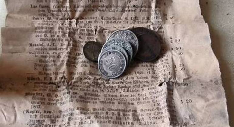 A caixa remonta supostamente a 1726 e foi descoberta durante trabalhos de renovação do templo na pequena cidade de Wschowa, no oeste da Polônia